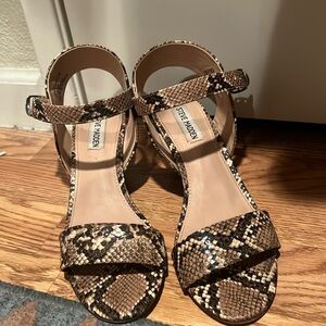 Steve Madden Snakeskin Wedge Sandal Size 8